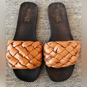 ROUGE PUFFY BRAIDED SLIDES
